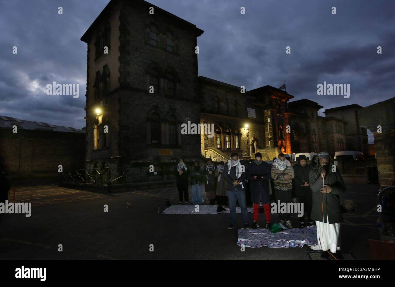 London, England, Großbritannien. März 2025. Während des Protestes halten Unterstützer Abendgebet vor dem Gefängnis Wandsworth ab. Familie und Freunde der Palästinensischen Aktion politische Gefangene kommen zusammen, um gegen ihre fortgesetzte Inhaftierung ohne Gerichtsverfahren im HMP Wandsworth in London zu protestieren und alle "˜Filton 18" zu unterstützen. Vier der˜Filton 18 finden in Wandsworth Sean Middleborough, Ian Sanders, William Plastow und Jordan Devlin statt. Quelle: ZUMA Press, Inc./Alamy Live News Stockfoto