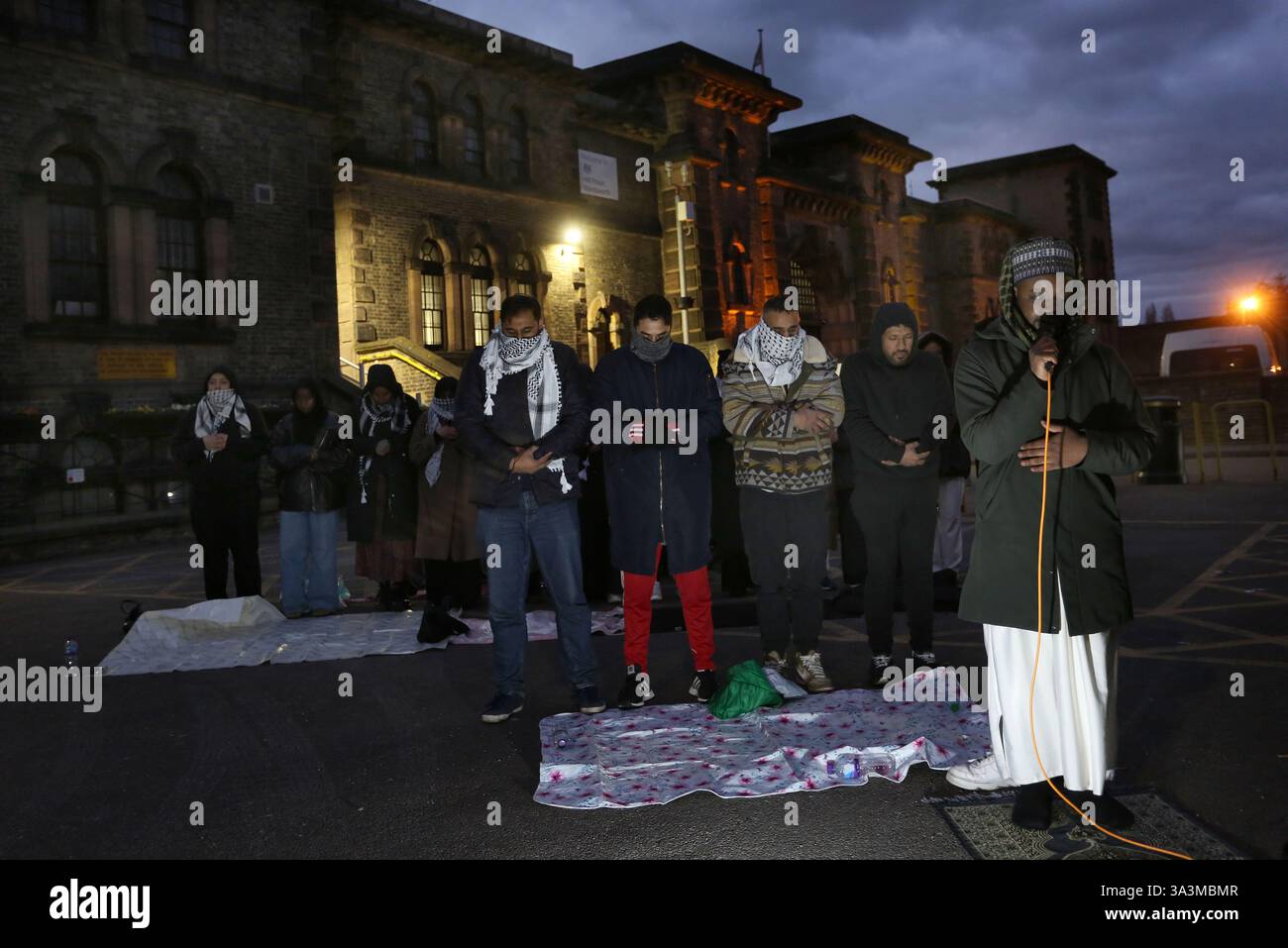 London, England, Großbritannien. März 2025. Während des Protestes halten Unterstützer Abendgebet vor dem Gefängnis Wandsworth ab. Familie und Freunde der Palästinensischen Aktion politische Gefangene kommen zusammen, um gegen ihre fortgesetzte Inhaftierung ohne Gerichtsverfahren im HMP Wandsworth in London zu protestieren und alle "˜Filton 18" zu unterstützen. Vier der˜Filton 18 finden in Wandsworth Sean Middleborough, Ian Sanders, William Plastow und Jordan Devlin statt. Quelle: ZUMA Press, Inc./Alamy Live News Stockfoto