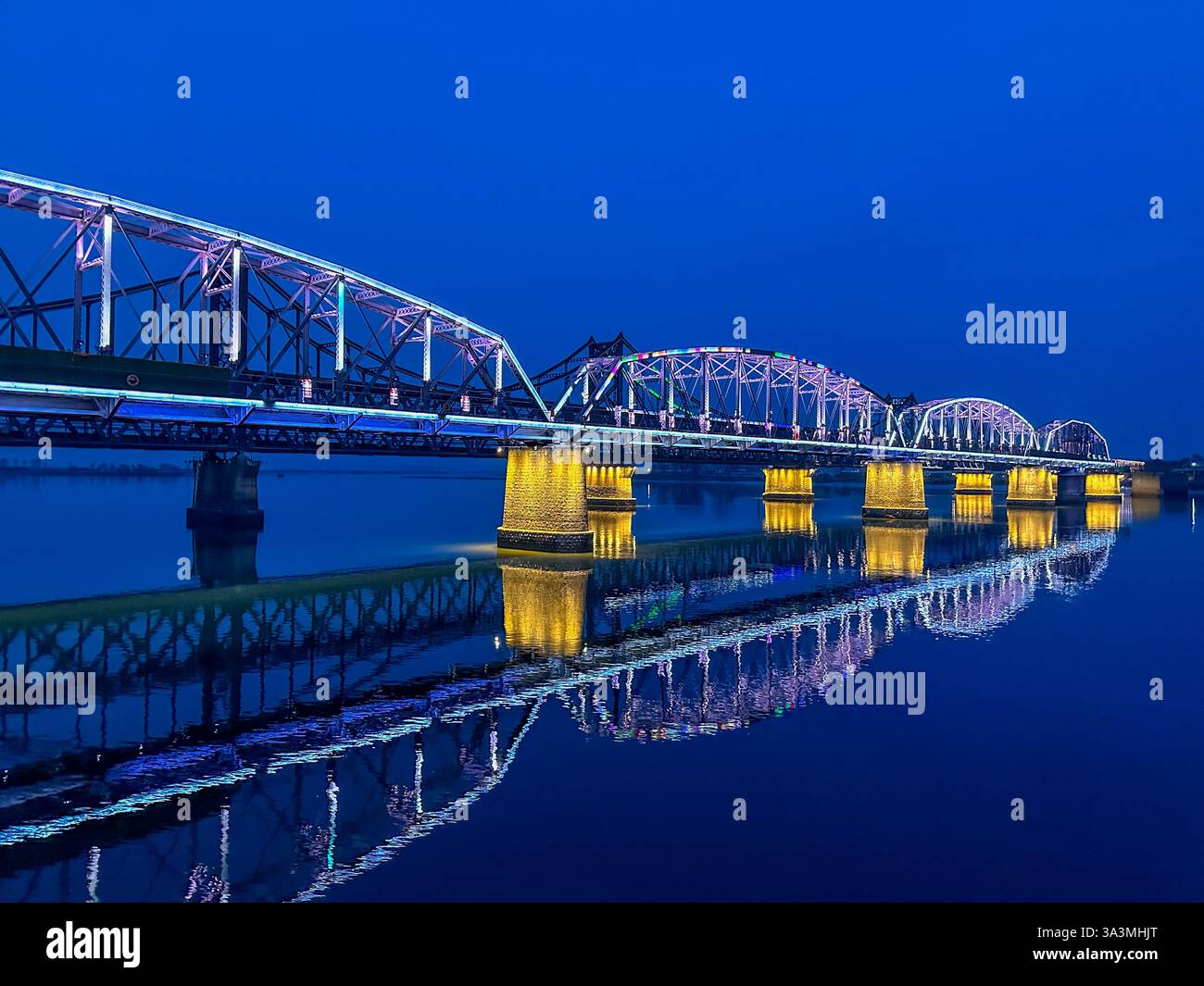 Die Yalu River Broken Bridge ist eine historische Eisenbahnschwingbrücke, die als Aussichtsplattform und kulturelles Wahrzeichen umfunktioniert wurde. Erbaut im Jahr 1911 von Stockfoto