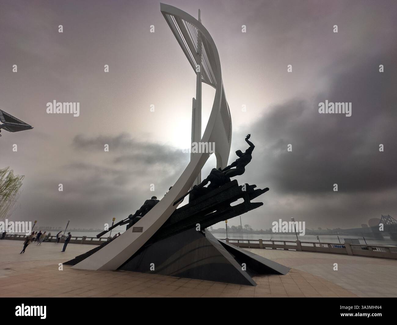 Statue entlang des Yalu-Flusses. Dandong bildet einen umstrittenen östlichen Endpunkt der Ming Chinesischen Mauer. 16.4.2024, Liaoning, China. Stockfoto