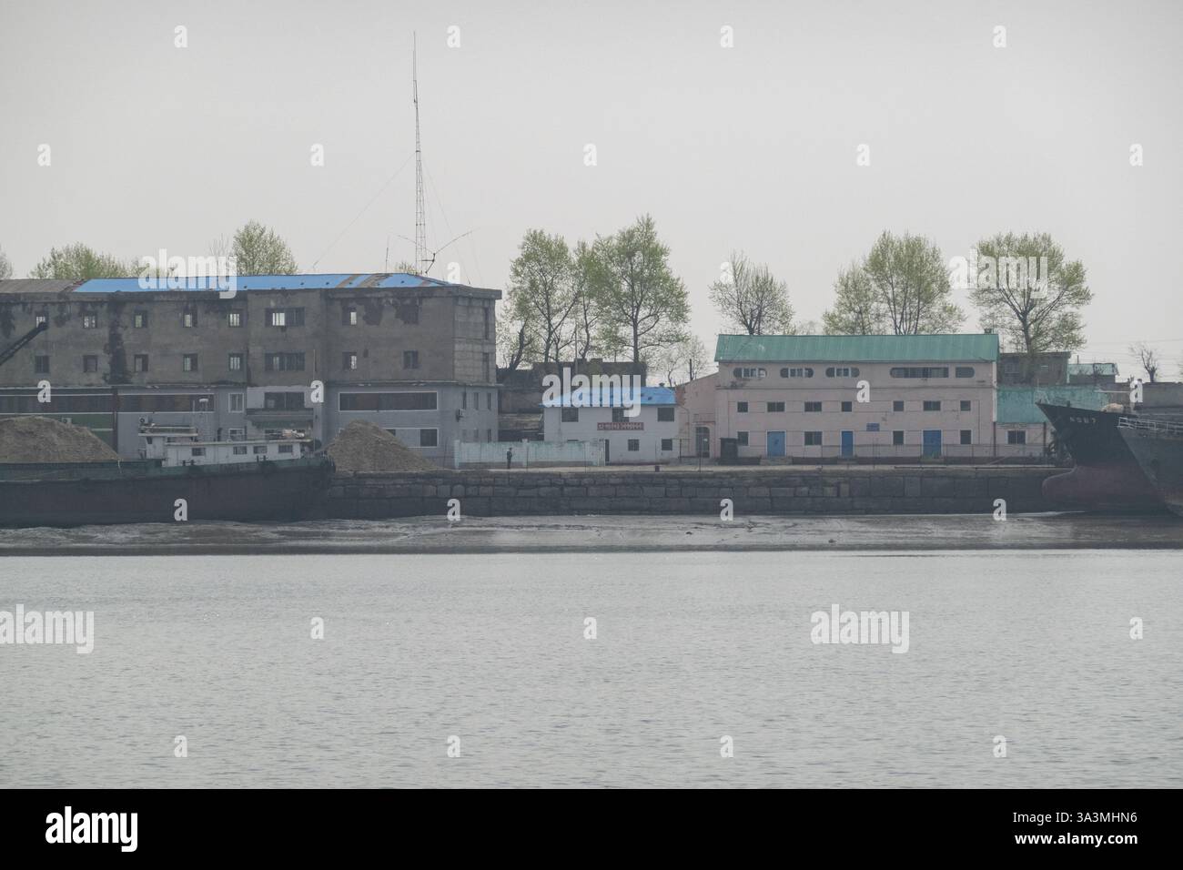 Bilder von Sinuiju, Nordkorea von einem Flussboot auf dem Yalu Fluss. Dandong bildet einen umstrittenen östlichen Endpunkt der Ming Chinesischen Mauer. 16.4.2024, Li Stockfoto
