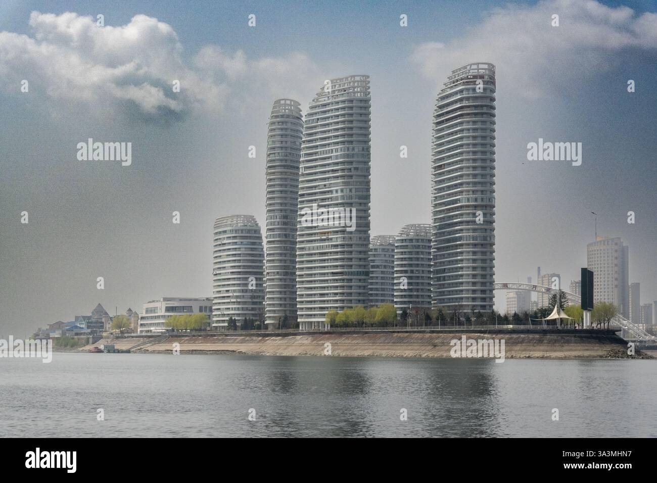 Ein auffälliges Hochhaus mit einem großen LCD-Panel, das auf Nordkorea auf der chinesischen Seite der nordkoreanischen Grenze bei Dandong zeigt. Dandong bildet einen umstrittenen EA Stockfoto