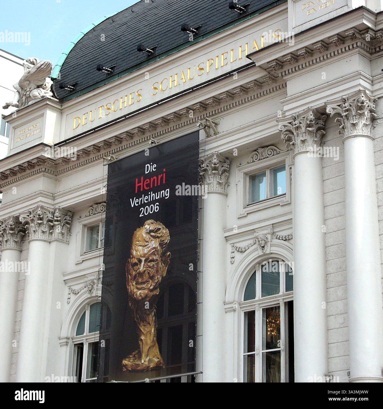 12. Mai 2006, Hamburg: 2006 Henri-Nannen-Preise im Deutschen Schalspielhaus, einem der größten Theater Deutschlands, wurden mehrfach zum Theater des Jahres gekürt. Das majestätische weiße Gebäude stammt aus dem Jahr 1900 und erinnert an Deutschlands reiche Theatertradition. Die Henri Nannen Awards 2006 verleihen Spitzenpreise in der Kunst. Der Henri Nannen 2006 Gewinner für Fotojournalismus, ging an ZUMA Press und seine’ vertrat Zeitung The Star Tribune Staff Fotograf Gehrz Reportage für seine Berichterstattung über die Erholung des Armeeresreservoirs Jessica von einem fast tödlichen Unfall im Irak, 'Agai Stockfoto