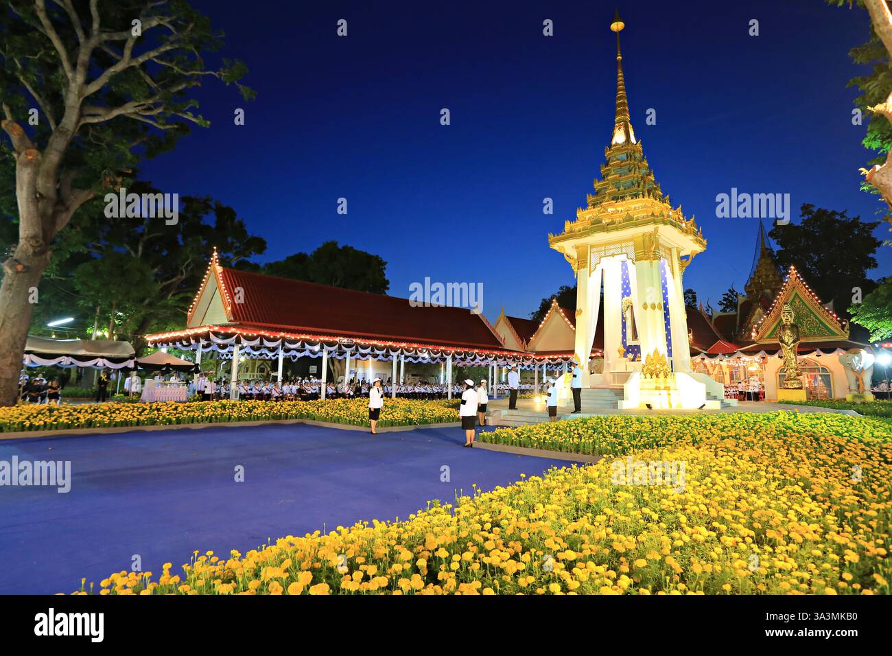 Regierungsbeamte und Bürger nehmen an der königlichen Blumenklegerzeremonie Teil. Um das Beileid für die Beerdigung von König Bhumibol Adulyadej auszudrücken Stockfoto