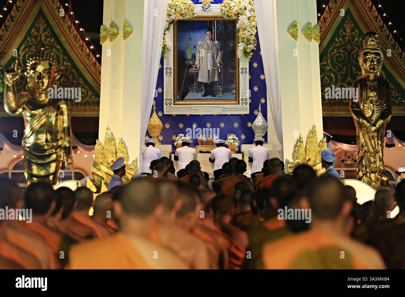 Regierungsbeamte und Bürger nehmen an der königlichen Blumenklegerzeremonie Teil. Um das Beileid für die Beerdigung von König Bhumibol Adulyadej auszudrücken Stockfoto