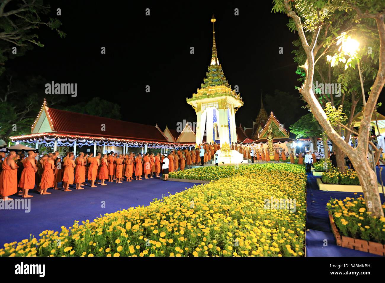 Regierungsbeamte und Bürger nehmen an der königlichen Blumenklegerzeremonie Teil. Um das Beileid für die Beerdigung von König Bhumibol Adulyadej auszudrücken Stockfoto