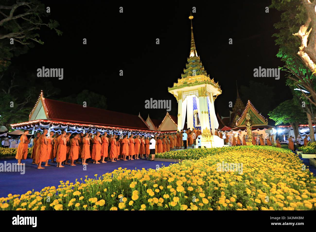Regierungsbeamte und Bürger nehmen an der königlichen Blumenklegerzeremonie Teil. Um das Beileid für die Beerdigung von König Bhumibol Adulyadej auszudrücken Stockfoto