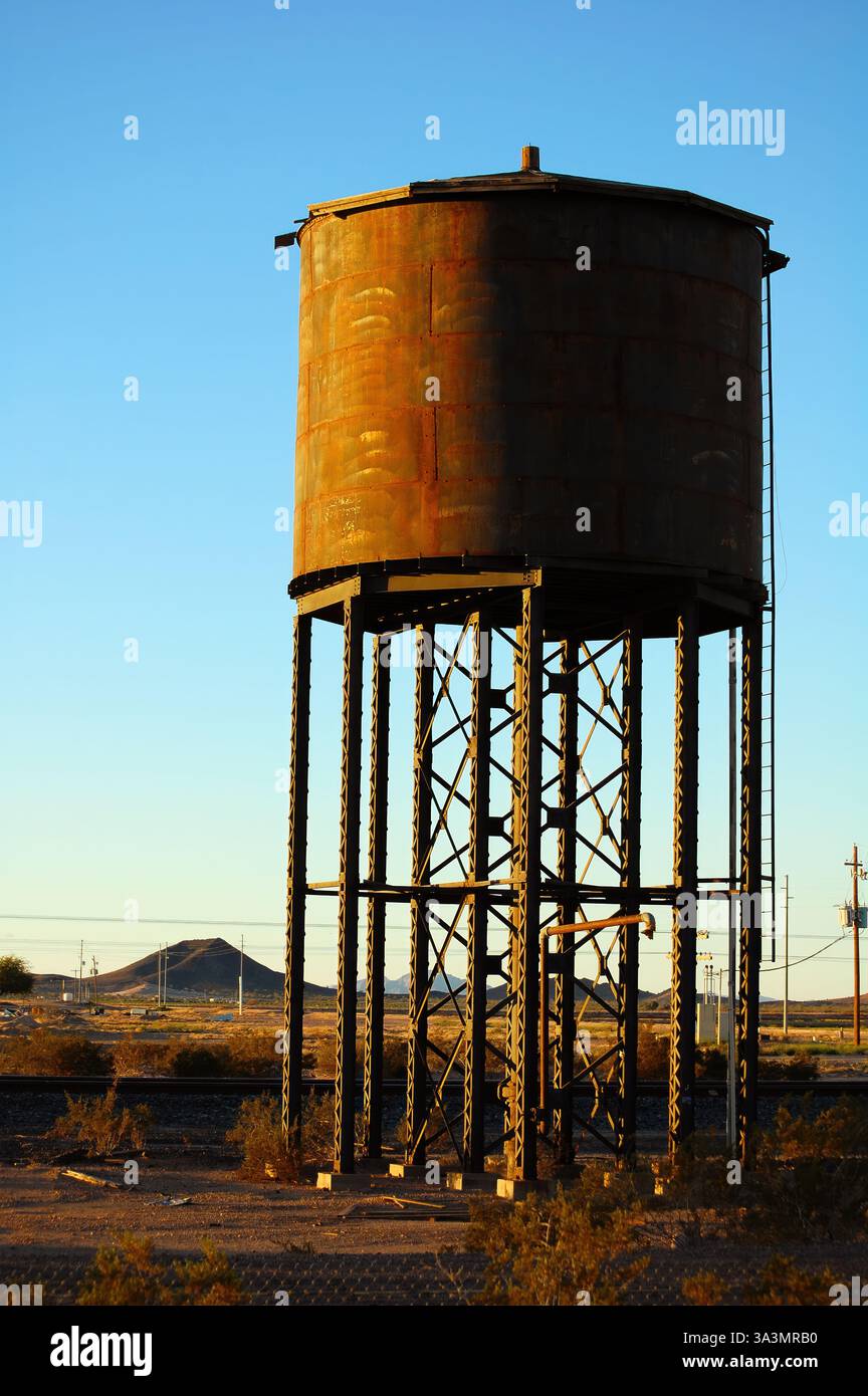 Der alte rostfreie Wasserturm in der Nähe von Dateland, Arizona, steht im Wüstenlicht als Relikt der ländlichen und industriellen Geschichte im amerikanischen Südwesten. Stockfoto