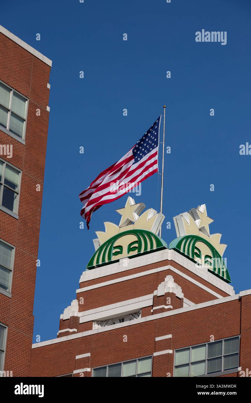 Seattle, Washington, USA. März 2025. Die amerikanische Flagge fliegt über dem Hauptquartier von Starbucks im SoDo-Viertel von Seattle. Quelle: Paul Christian Gordon/Alamy Live News Stockfoto