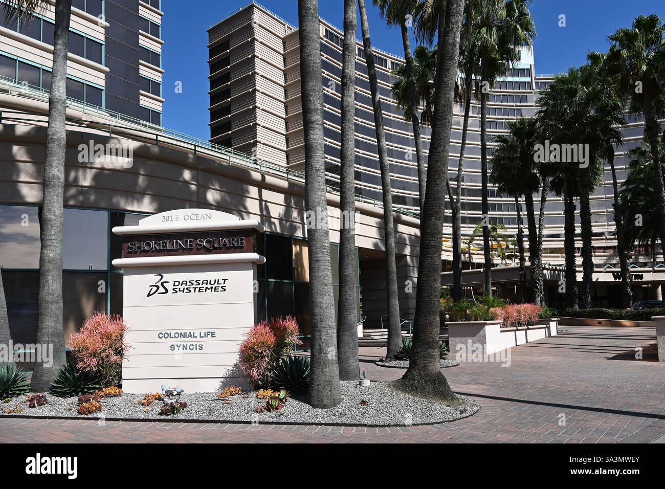 LONG BEACH, KALIFORNIEN - 19. Februar 2025: Shoreline Square am Ocean Boulevard ist ein Bürogebäude im Herzen von Downtown Long Beach und East Vill Stockfoto