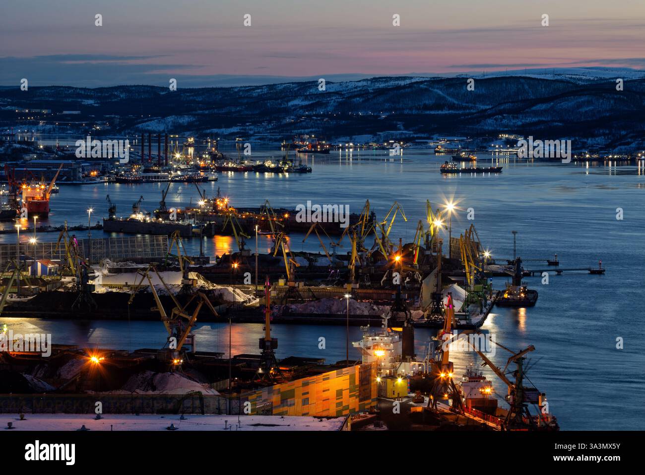 Blick auf den eisfreien Hafen von Murmansk in der Winterdämmerung Stockfoto
