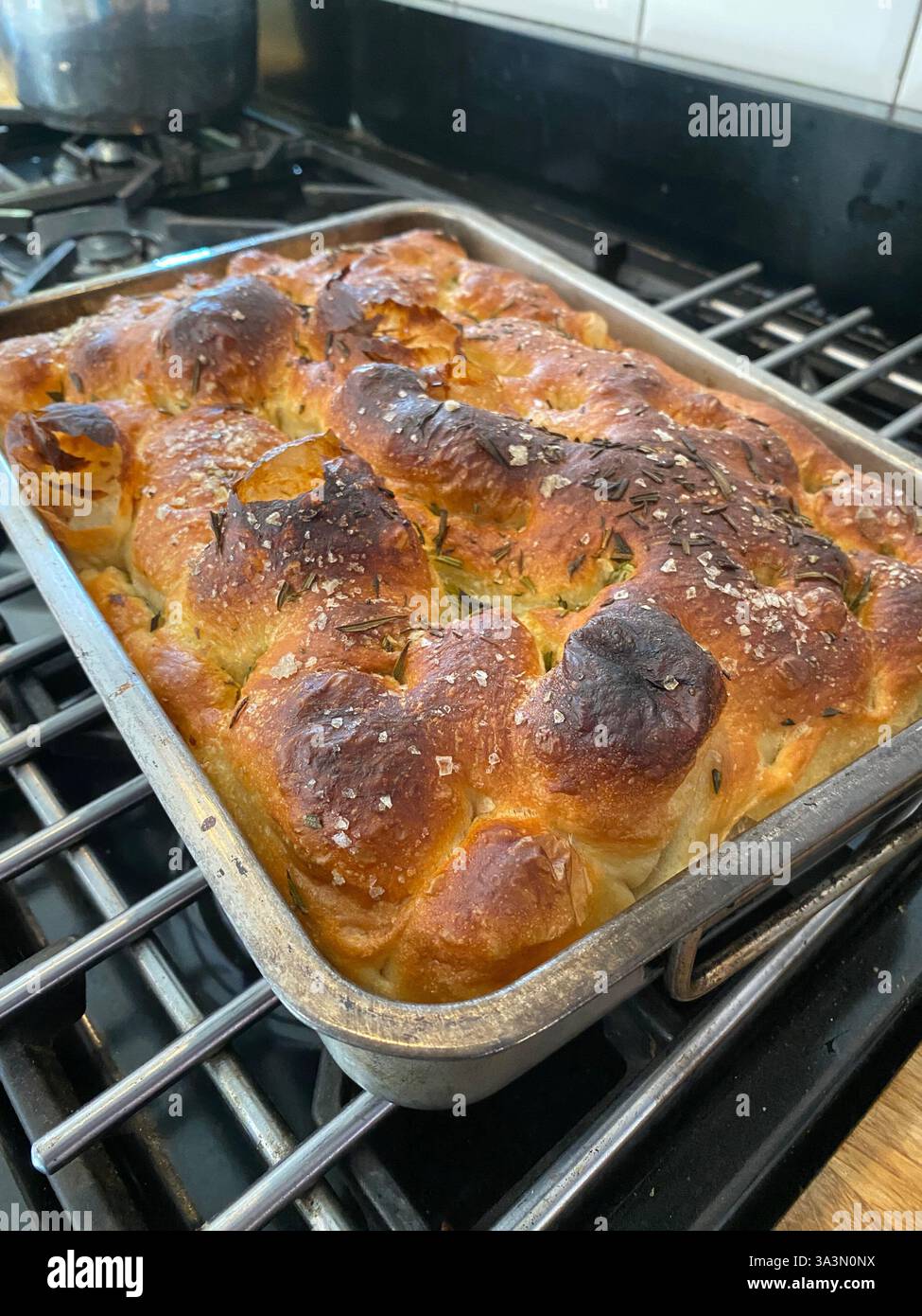Frisch gebackenes Focaccia-Brot - Smartphone-aufgenommenes Stockfoto