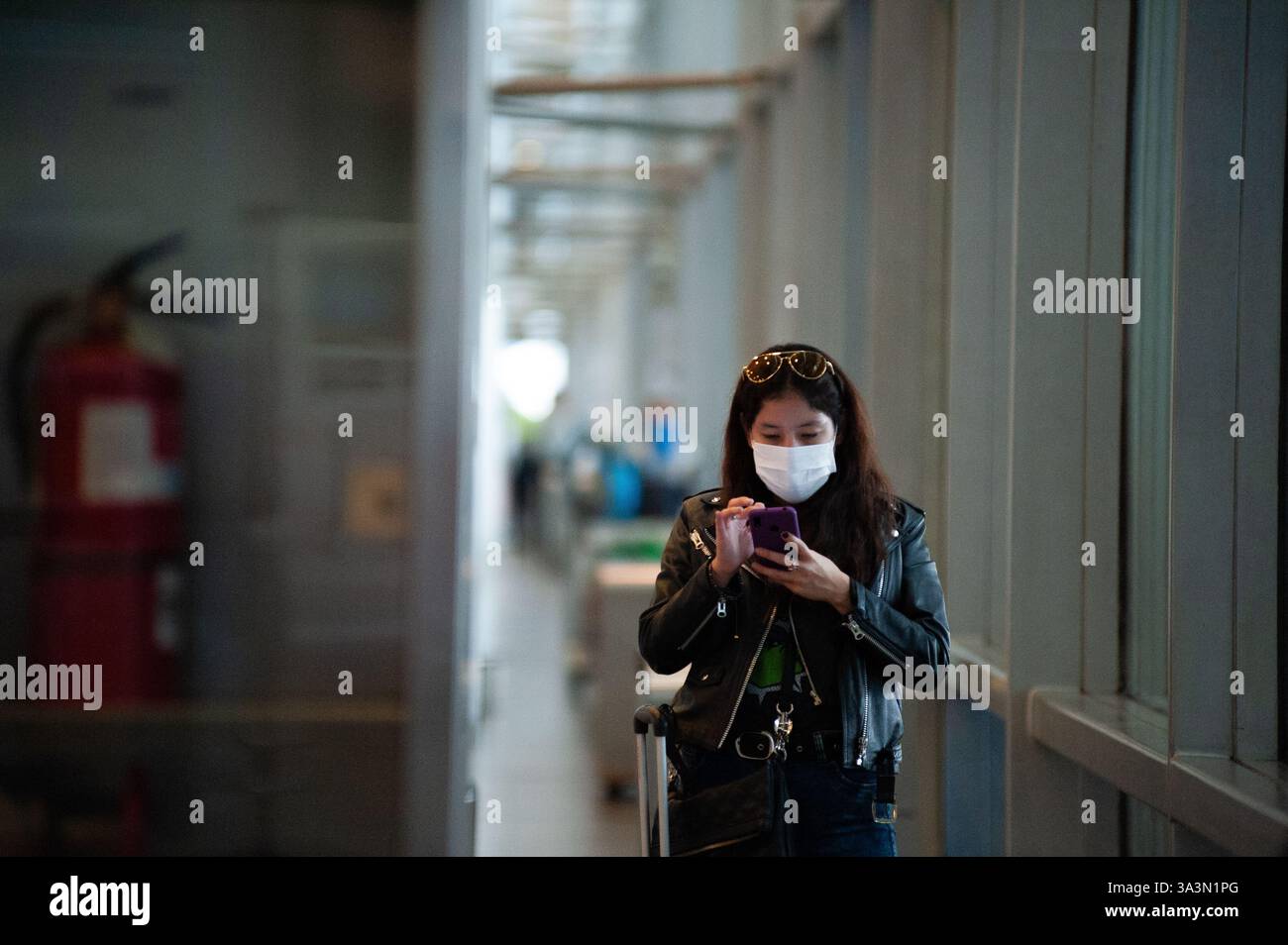 Menschen am internationalen Flughafen El Dorado in Bogota, Kolumbien, verwenden Gesichtsmasken, um die Ausbreitung von COVID-19 am 13. märz 2020 zu verhindern. Diese Bildersammlung zeigt das tägliche Leben in den Straßen von Bogota, Kolumbien während der ersten Monate der COVID-19-Pandemie. In einer von vielen als neue Normalität bezeichneten neuen Normalität begannen die COVID-19-Lockdowns am 20. märz 2020 in Kolumbien, als Bürgermeisterin Claudia Lopez eine präventive Quarantäne durchsetzte, auf die später eine landesweite Sperrung folgte, um die Ausbreitung von Fällen zu verhindern. Foto: Sebastian Barros/Long Visual Press Stockfoto