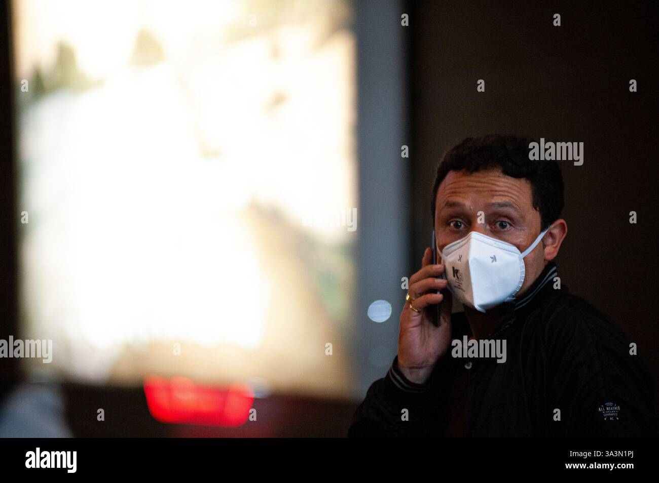 Menschen am internationalen Flughafen El Dorado in Bogota, Kolumbien, verwenden Gesichtsmasken, um die Ausbreitung von COVID-19 am 13. märz 2020 zu verhindern. Diese Bildersammlung zeigt das tägliche Leben in den Straßen von Bogota, Kolumbien während der ersten Monate der COVID-19-Pandemie. In einer von vielen als neue Normalität bezeichneten neuen Normalität begannen die COVID-19-Lockdowns am 20. märz 2020 in Kolumbien, als Bürgermeisterin Claudia Lopez eine präventive Quarantäne durchsetzte, auf die später eine landesweite Sperrung folgte, um die Ausbreitung von Fällen zu verhindern. Foto: Sebastian Barros/Long Visual Press Stockfoto