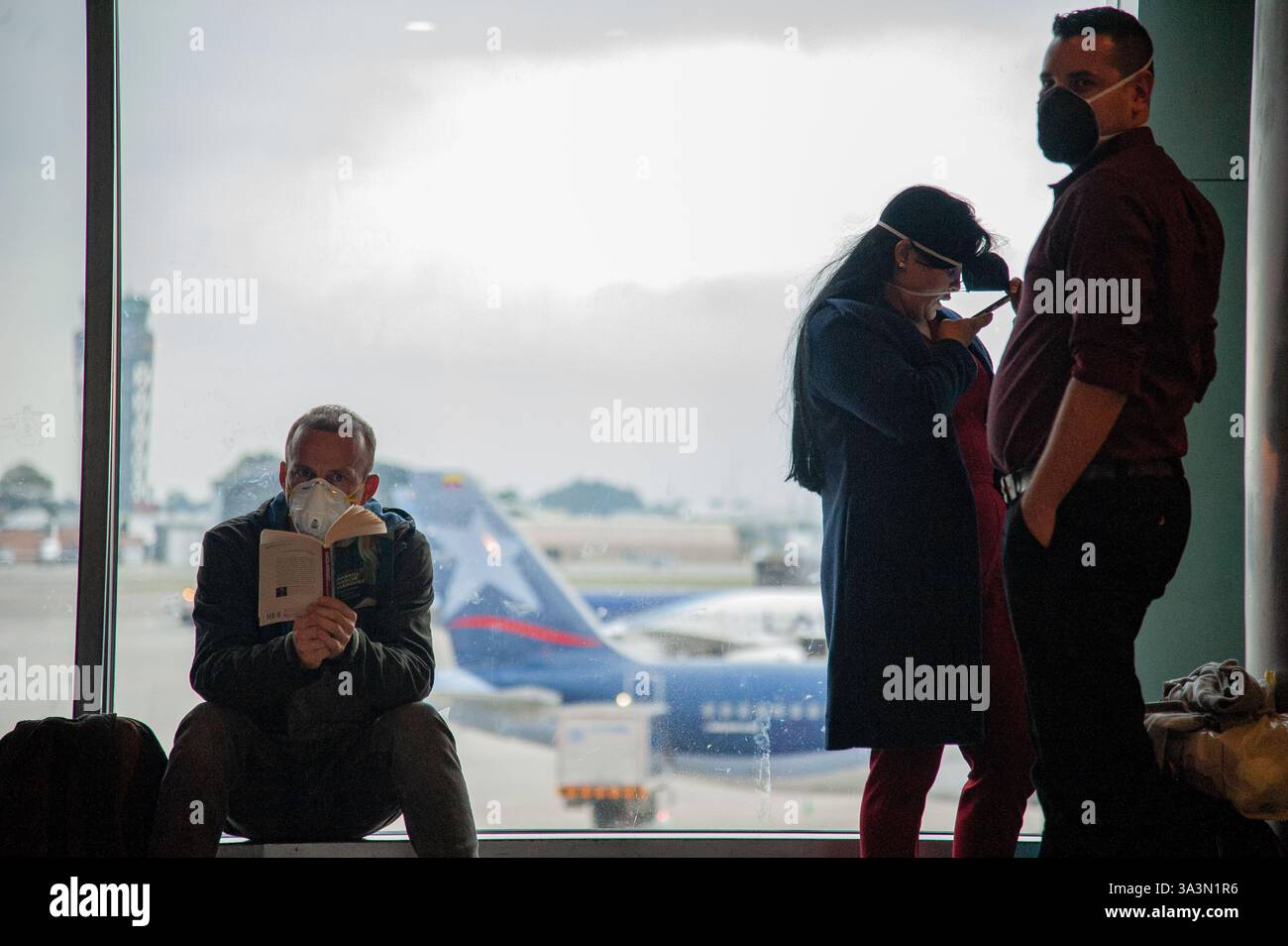Menschen am internationalen Flughafen El Dorado in Bogota, Kolumbien, verwenden Gesichtsmasken, um die Ausbreitung von COVID-19 am 13. märz 2020 zu verhindern. Diese Bildersammlung zeigt das tägliche Leben in den Straßen von Bogota, Kolumbien während der ersten Monate der COVID-19-Pandemie. In einer von vielen als neue Normalität bezeichneten neuen Normalität begannen die COVID-19-Lockdowns am 20. märz 2020 in Kolumbien, als Bürgermeisterin Claudia Lopez eine präventive Quarantäne durchsetzte, auf die später eine landesweite Sperrung folgte, um die Ausbreitung von Fällen zu verhindern. Foto: Sebastian Barros/Long Visual Press Stockfoto