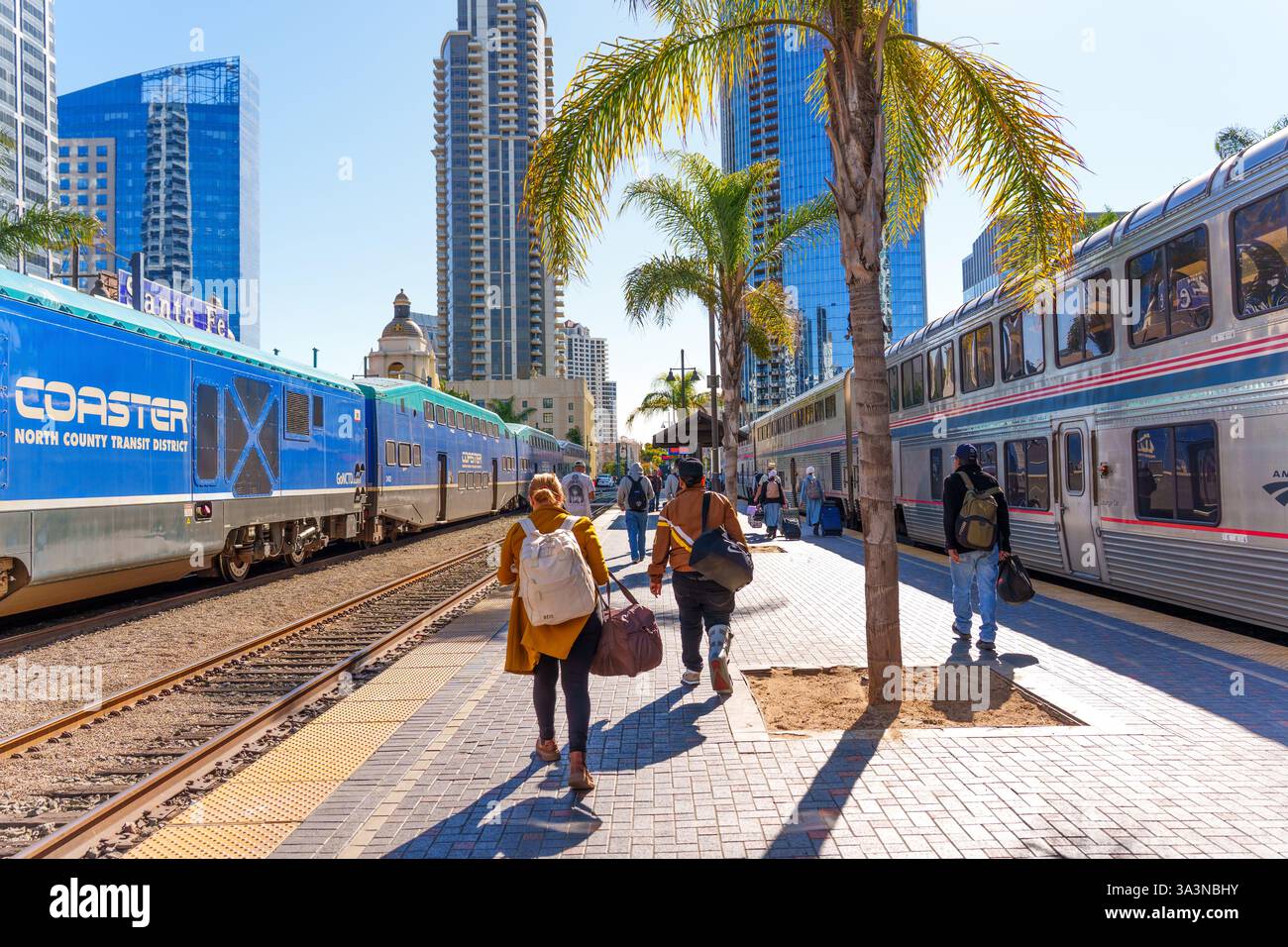 San Diego, Kalifornien - 14. Januar 2025: Pulsierende Szene im Santa Fe Depot in San Diego mit Passagieren in Coaster und Amtrak-Zügen. Moderne Stadt Stockfoto