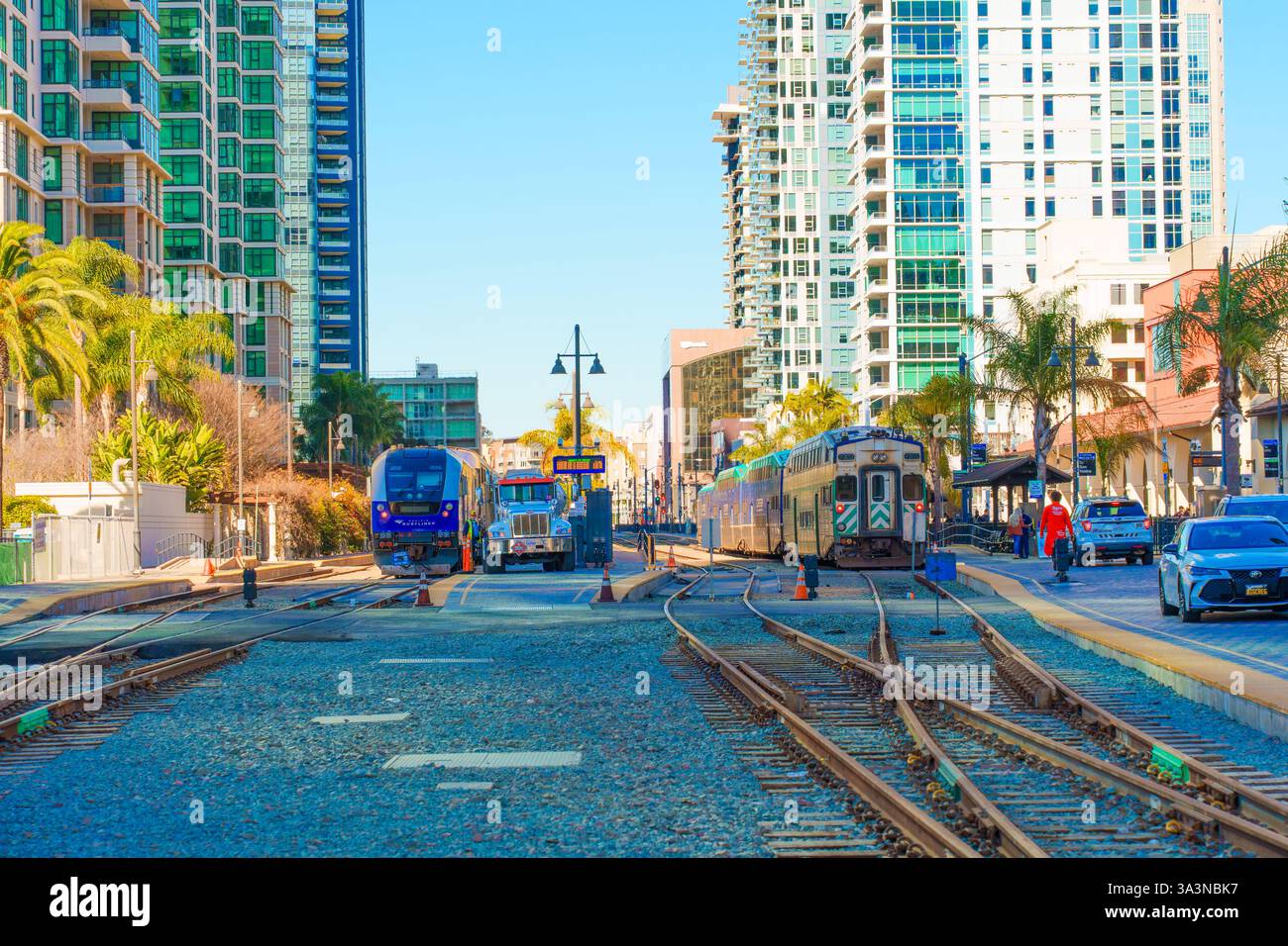 San Diego, Kalifornien - 14. Januar 2025: Blick auf das Santa Fe Depot in der Innenstadt von San Diego mit Zügen und modernen Gebäuden entlang der Straßen Stockfoto