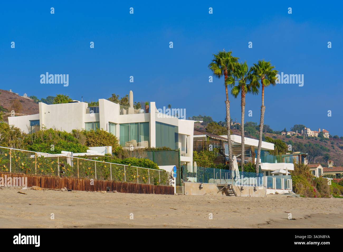 Malibu, Kalifornien - 21. Dezember 2024: Die Küste von Malibu mit atemberaubenden Strandhäusern, eingebettet zwischen Palmen und Sandstränden. Stockfoto