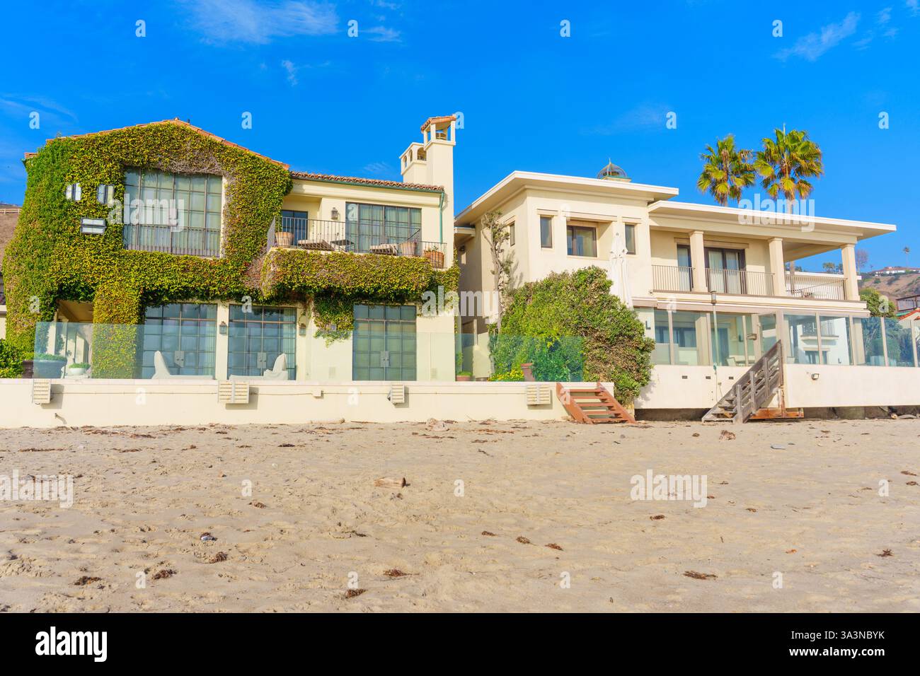 Malibu, Kalifornien - 21. Dezember 2024: Malerischer Blick auf luxuriöse Strandhäuser mit moderner Architektur und üppigem Grün vor einem V Stockfoto