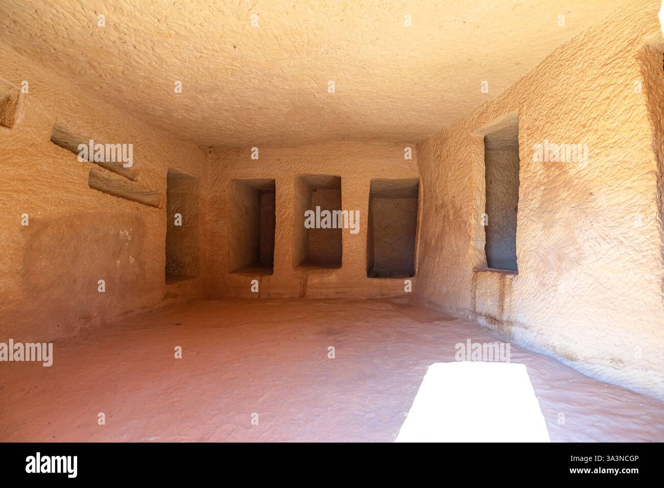Jabal AlBanat mit dem Innern eines Felsengrabes in Hegra, Al-Ula, Saudi-Arabien, das Grabnischen und antike Architektur bietet Stockfoto