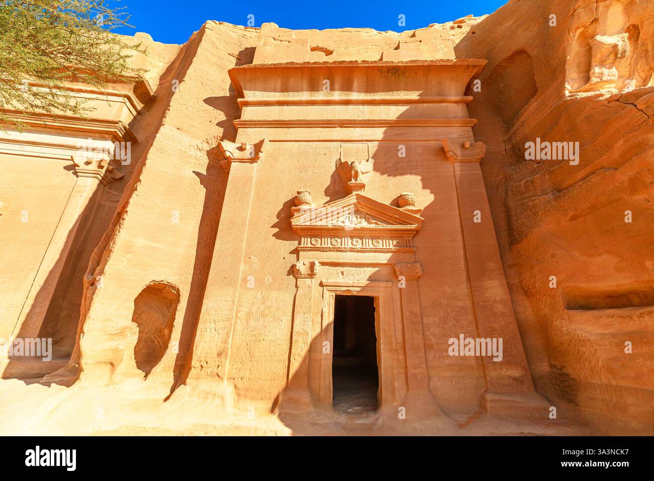 Sandsteingräber von Jabal AlBanat, die aus Felsformationen an der archäologischen Stätte Hegra in Al-Ula, Saudi-Arabien, hervorgehen, heben architektonische Fähigkeiten hervor Stockfoto