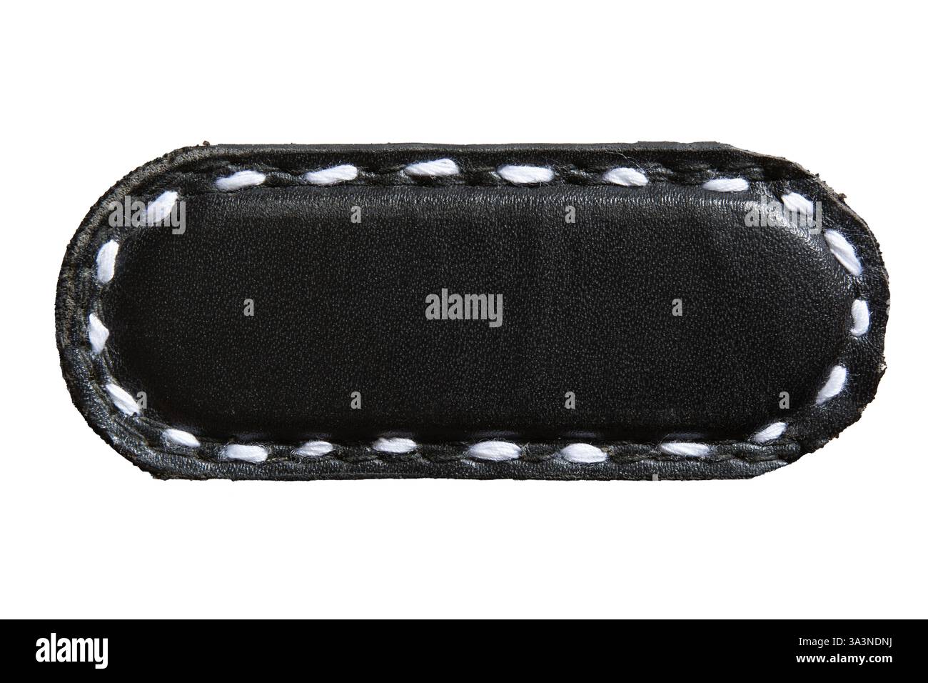 Schwarzes kapselförmiges Lederstück mit weißer Naht. Leeres Ledermarkenetikett auf weißem Hintergrund mit Beschneidungspfad. Stockfoto