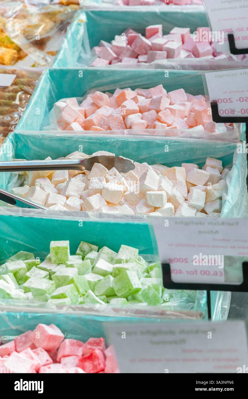 Eine Auswahl türkischer Köstlichkeiten an einem Straßenstand des Brick Lane Markts in London Stockfoto