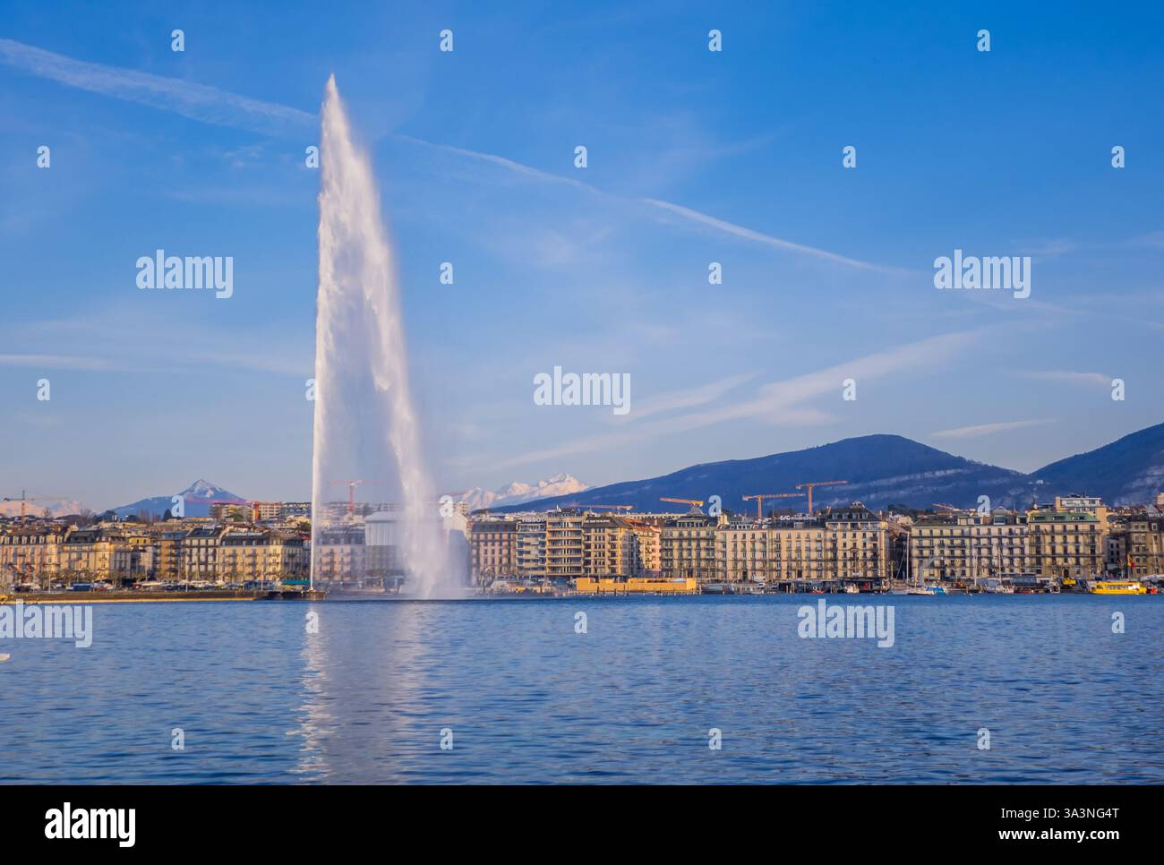 Genf, Schweiz - 5. März 2025 - der berühmte Brunnen (Jet d'Eau) in Genf Stockfoto
