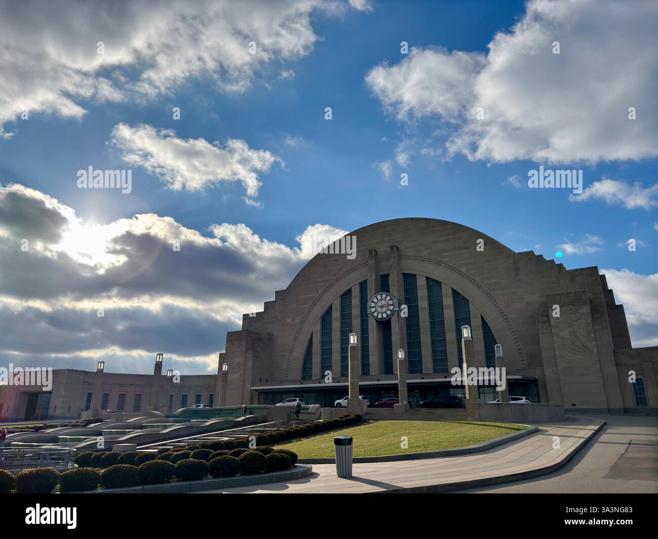 Union Terminal in Cincinnati unter hellem Himmel mit verstreuten Wolken Stockfoto