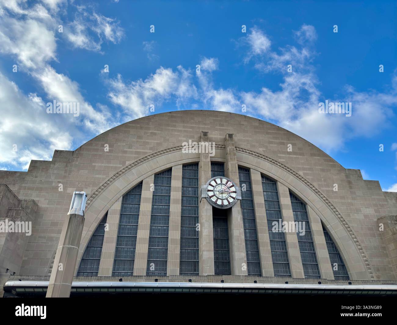 Union Terminal in Cincinnati mit ikonischer Art déco-Fassade und Uhr Stockfoto