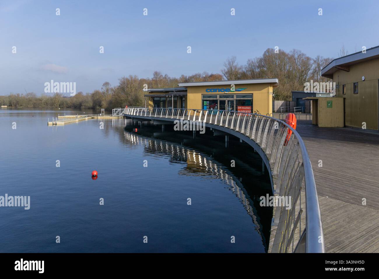 Blick über den See im Rushden Lakes Shopping Centre, einem Einzelhandelskomplex mit angrenzendem Naturschutzgebiet, Northamptonshire, Großbritannien Stockfoto