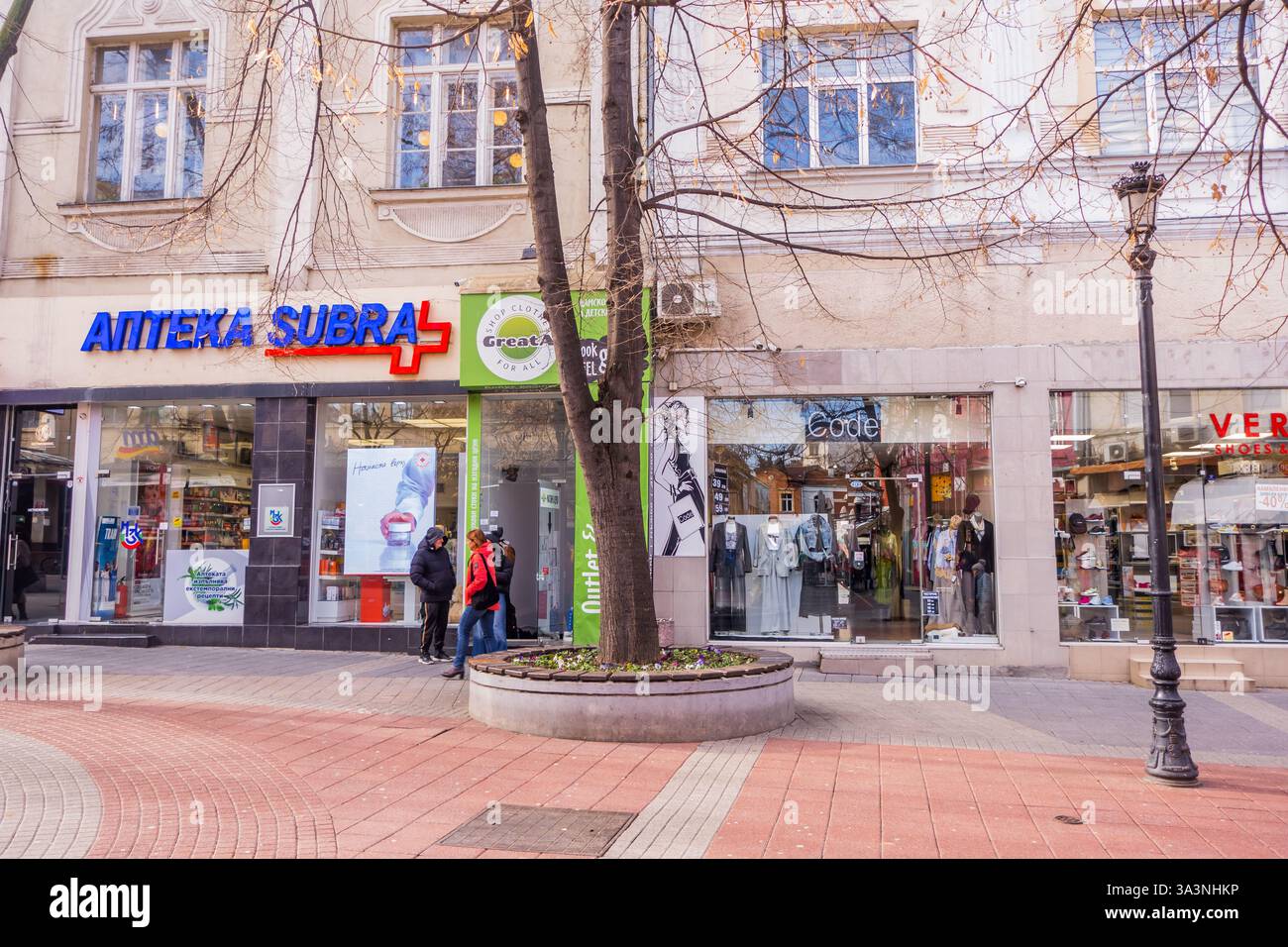 Plovdiv, Bulgarien - 4. Februar 2025 - Straßenfotografie im Zentrum von Plovdiv (Rayko Daskalov Fußgängerzone) Stockfoto
