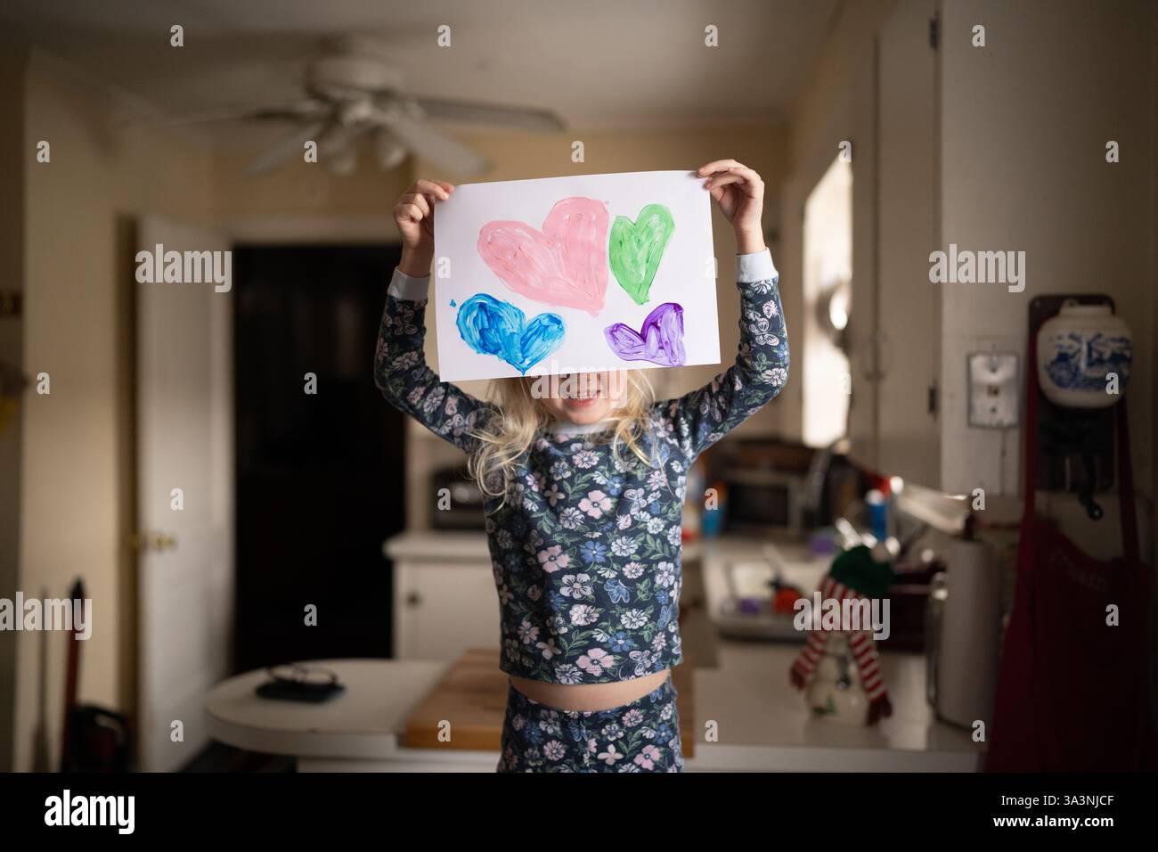 Glückliches Kind Zeigt Das Bild Der Herzen Stockfoto