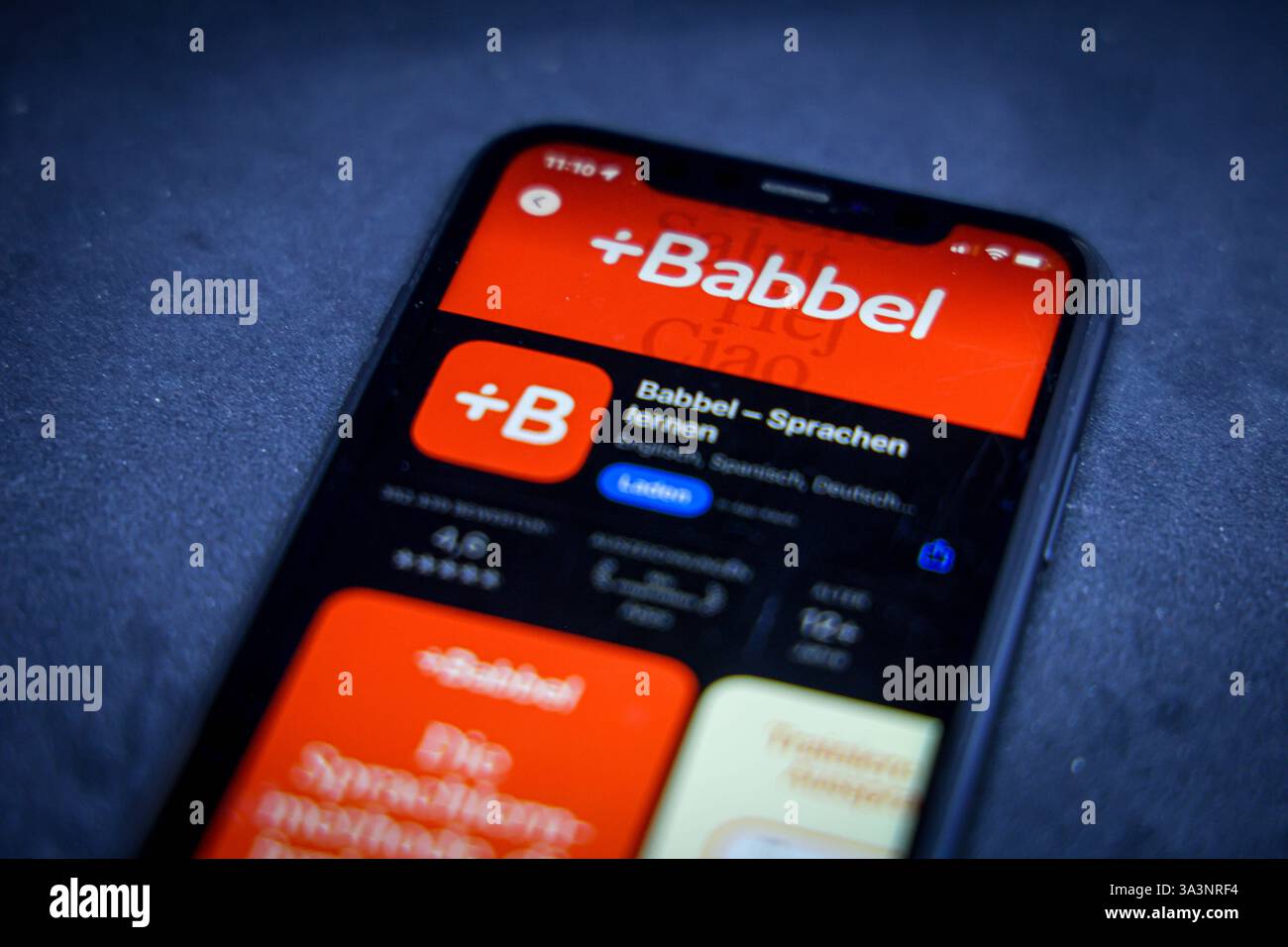 Apple App Store auf einem iPhone. Unverzichtbare Apps. Babbel - Sprachen lernen. // 17.03.2025 *** Apple App Store auf einem iPhone muss Apps haben Babbel Sprachen lernen 17 03 2025 Stockfoto