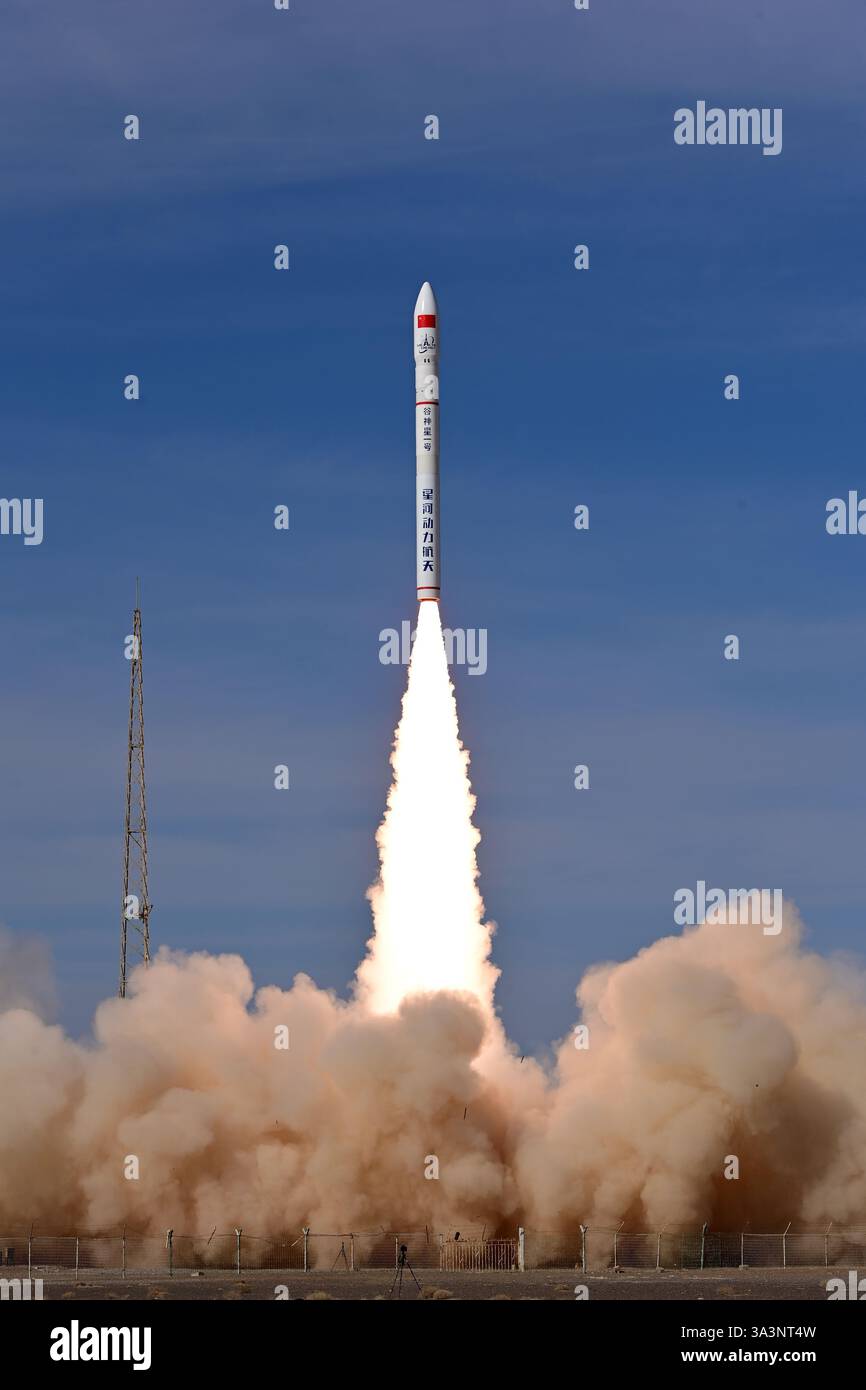 Jiuquan. März 2025. Am 17. März 2025 startet eine Trägerrakete CERES-1 mit acht Satelliten vom Jiuquan Satellite Launch Center in Nordwest-China. Die Rakete sprengte um 16:07 Uhr (Pekinger Zeit) vom Jiuquan Satellite Launch Center im Nordwesten Chinas ab und schickte die Yunyao-1 55-60 Satelliten in die voreingestellte Umlaufbahn. Die Mission startete auch die Satelliten AIRSAT 06 und 07. Quelle: Wang Jiangbo/Xinhua/Alamy Live News Stockfoto