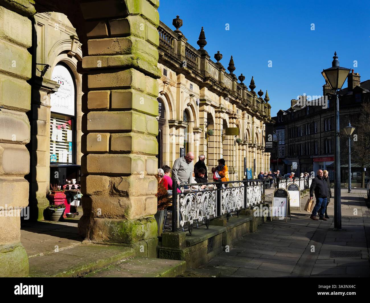 Cavendish Arcade Boutique Einkaufspassage und Cafés im ehemaligen Buxton Baths Gebäude Buxton Derbyshire England Stockfoto