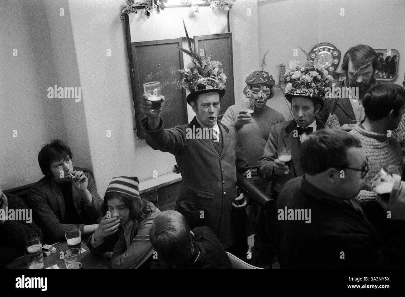 Englische Volkslieder, die das traditionelle Haxey Hood Game Village Song singen. (l-r) Häuptling Boggin Arthur Clark, der Narr Peter Bee und der Herr, Stan Boor hält Dorftraditionen am Leben im King's Arms Public House, Haxey (Humberside 1970er) England 1972 Großbritannien 1970er HOMER SYKES. Stockfoto