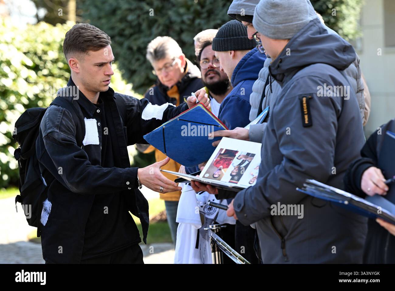 Dortmund, Deutschland. März 2025. Der deutsche Joshua Kimmich kommt im Team Hotel an. Die Nationalmannschaft trifft am Donnerstag in Mailand auf Italien in der Nations League. Quelle: Federico Gambarini/dpa/Alamy Live News Stockfoto