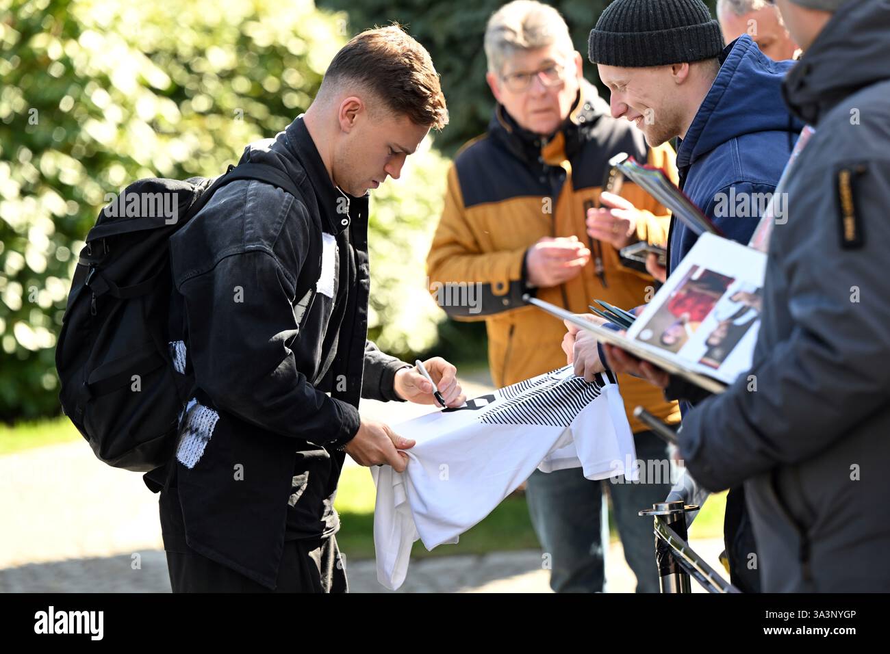 Dortmund, Deutschland. März 2025. Der deutsche Joshua Kimmich kommt im Team Hotel an. Die Nationalmannschaft trifft am Donnerstag in Mailand auf Italien in der Nations League. Quelle: Federico Gambarini/dpa/Alamy Live News Stockfoto