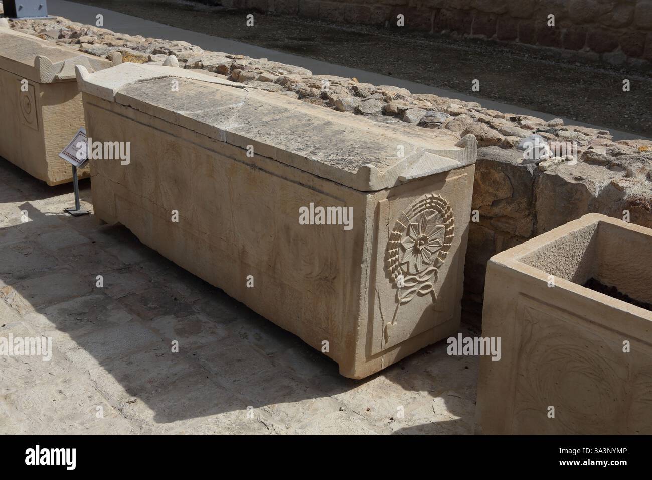 Sarkophage aus der römischen Samaritanischen Zeit aus dem 2. Bis 3. Jahrhundert, die in Neapolis oder Nablus, West Bank, gefunden wurden, im Freien im Good Samaritan Inn Museum gezeigt Stockfoto
