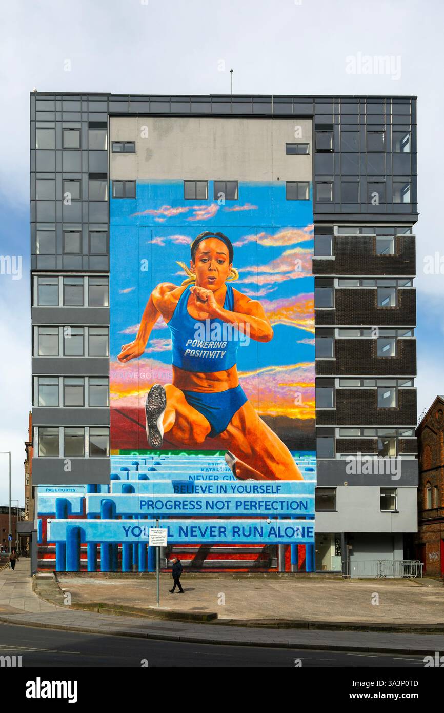 Wandgemälde der Liverpudlischen Olympiasiegerin Katarina Johnson-Thompson von Paul Curtis, Dale Street, Stadtzentrum Liverpool, England, Großbritannien Stockfoto