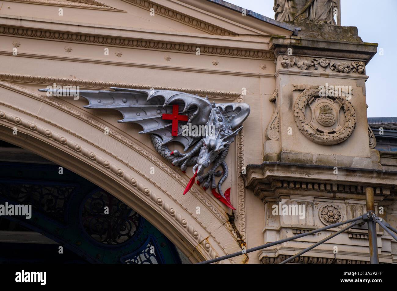 Ein Drachen markiert die Grenze, gusseiserne Statuen von Drachen, die die Grenzen der City of London markieren, am Smithfield Market, London, Großbritannien. Stockfoto