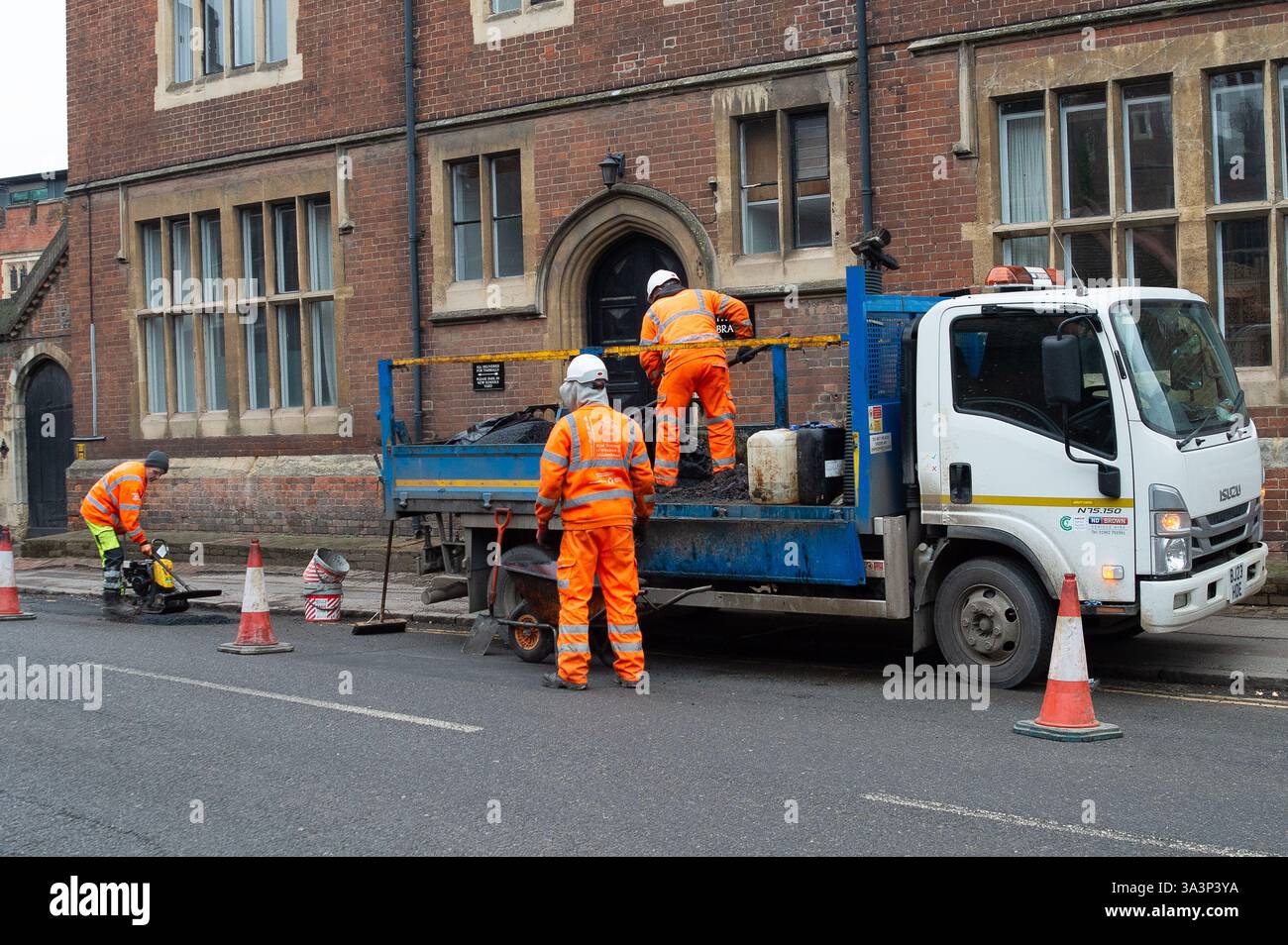 Eton, Großbritannien. Februar 2025. Schlaglöcher wurden heute von Bauunternehmern in Eton, Windsor, Berkshire, im Auftrag des Royal Borough of Windsor & Maidenhead repariert. Kredit: Maureen McLean/Alamy Stockfoto