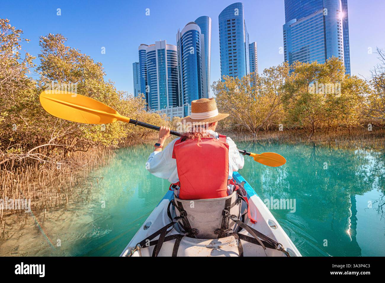 Touristen paddeln auf einem Kajak im Mangrovenpark der Insel Al Reem in Abu Dhabi, Vereinigte Arabische Emirate Stockfoto
