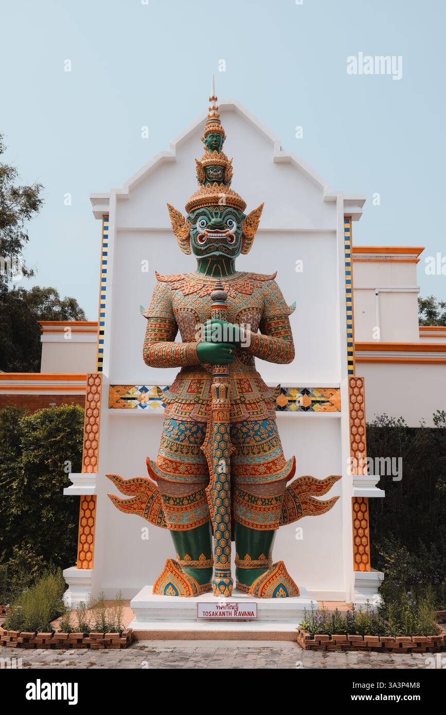 Eine auffallend lebendige Wächterstatue steht stolz auf einem bedeutenden Kulturdenkmal in Asien Stockfoto