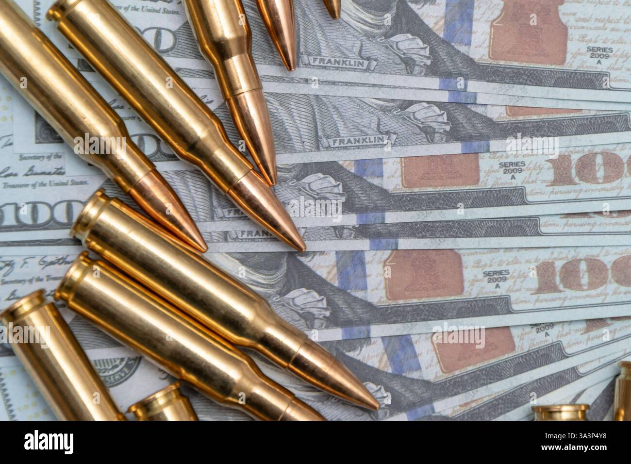 Munition und Geld sind das konzeptionelle Symbol für Krieg und Wirtschaft. Stockfoto
