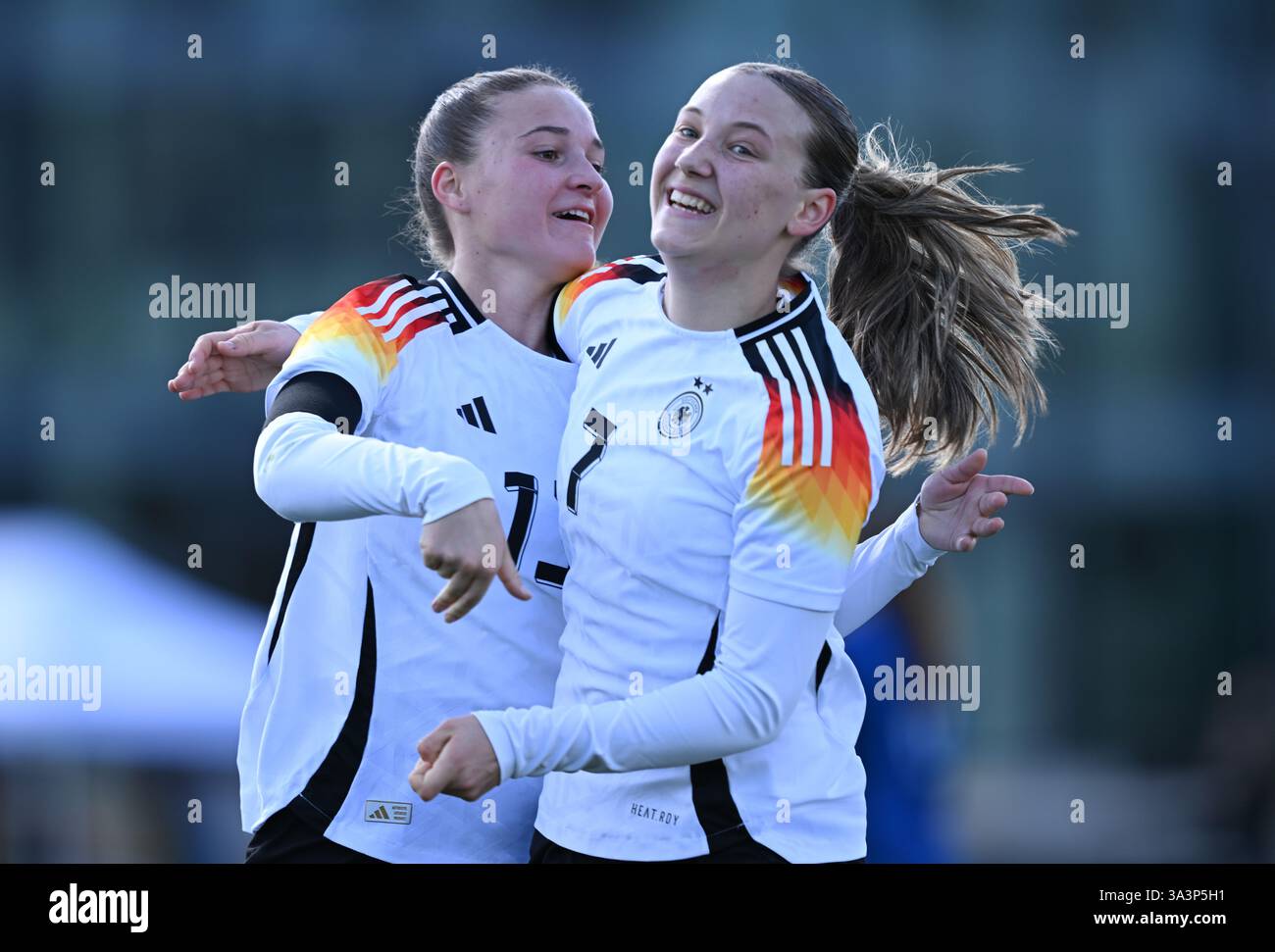 17. März 2025, Hessen, Frankfurt/Main: Fußball: Jugend, U17 Junioren Deutschland - Kosovo, DFB Campus. Samira Di Lauro (l) und Torschütze Zoe Schick feiern nach einem 4:0 Tor. Foto: Arne Dedert/dpa Stockfoto