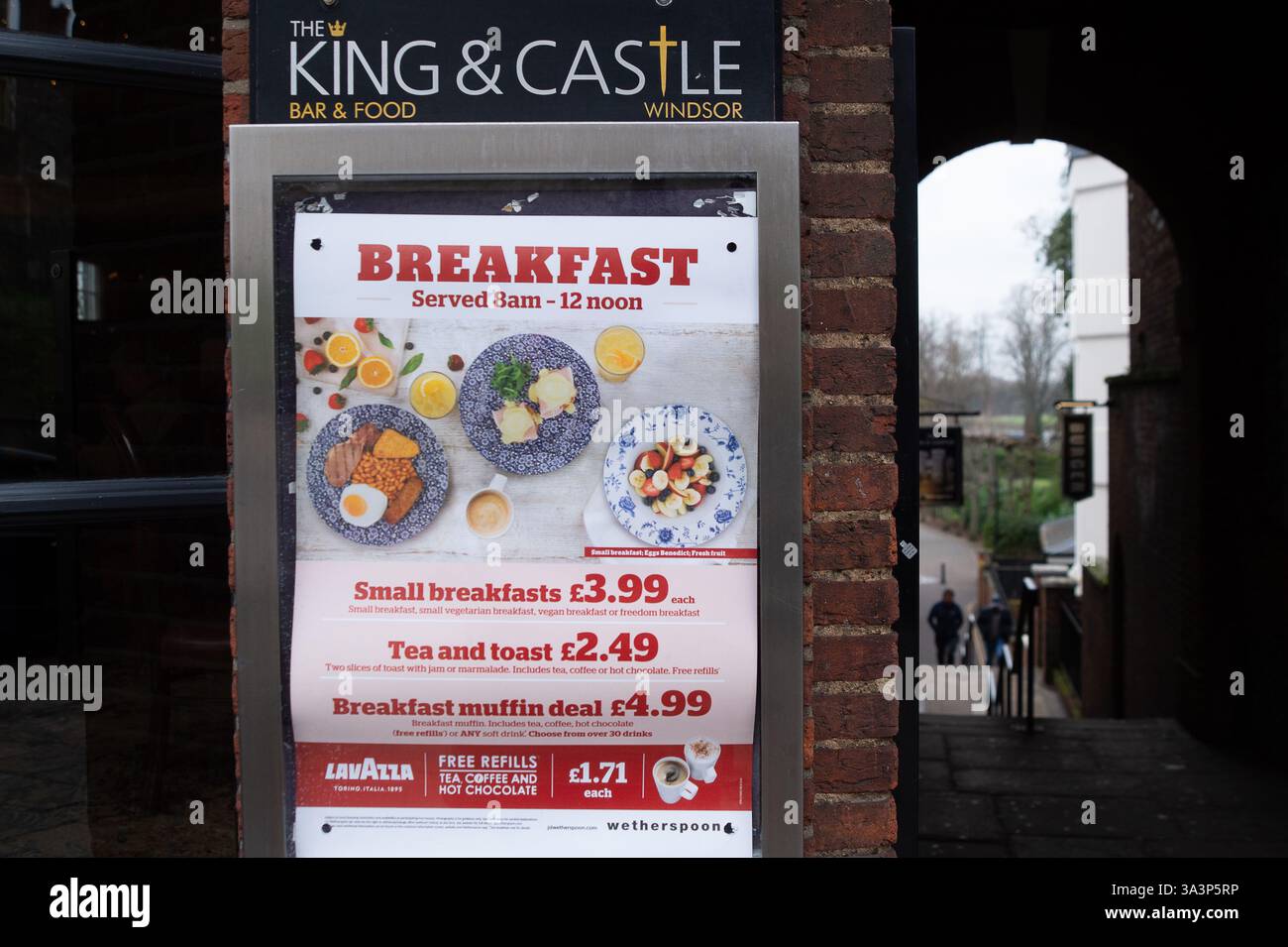 Windsor, Berkshire, Großbritannien. Februar 2025. Eine Werbung für das Frühstück vor einem Wetherspoon Pub in Windsor, Berkshire. Kredit: Maureen McLean/Alamy Stockfoto