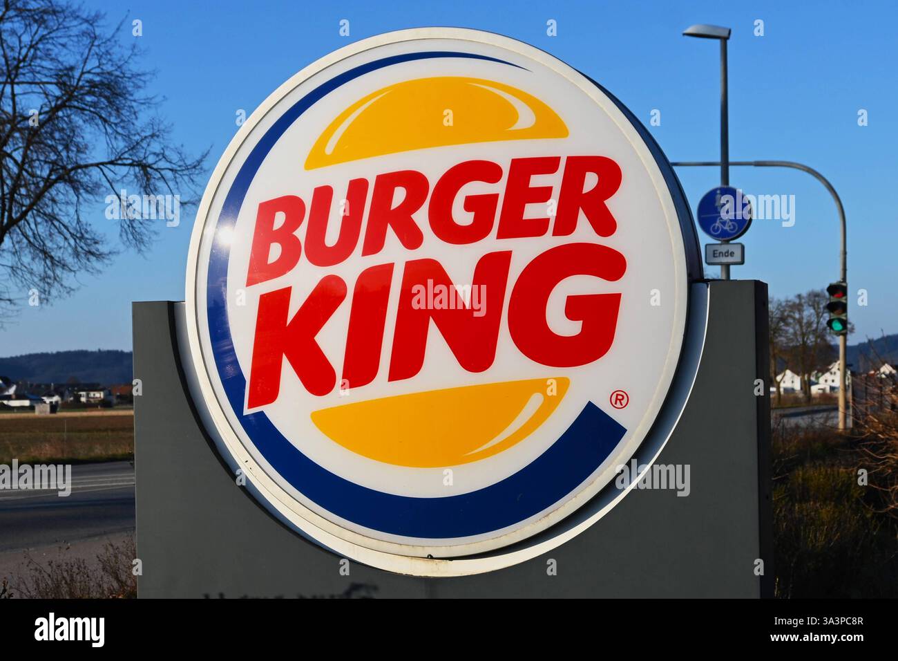 Burger King Fastfood - Restaurant. BurgerKing ist eine US-amerikanische Schnellrestaurantkette mit Sitz im Miami-Dade County, Florida, die als Systemgastronomie ein weltweites Restaurantnetz aufgebaut hat. Die rund 17800 Restaurants werden zu rund 90 Prozent von selbständigen Franchisepartnern geführt. Burger King gehört zusammen mit Tim Hortons und Popeyes Louisiana Kitchen zu Restaurant Brands International, die ihren Sitz im kanadischen Oakville hat *** Burger King Fast Food Restaurant BurgerKing ist eine amerikanische Fast Food Restaurantkette mit Sitz in Miami Dade County, Florida, die gebaut hat Stockfoto
