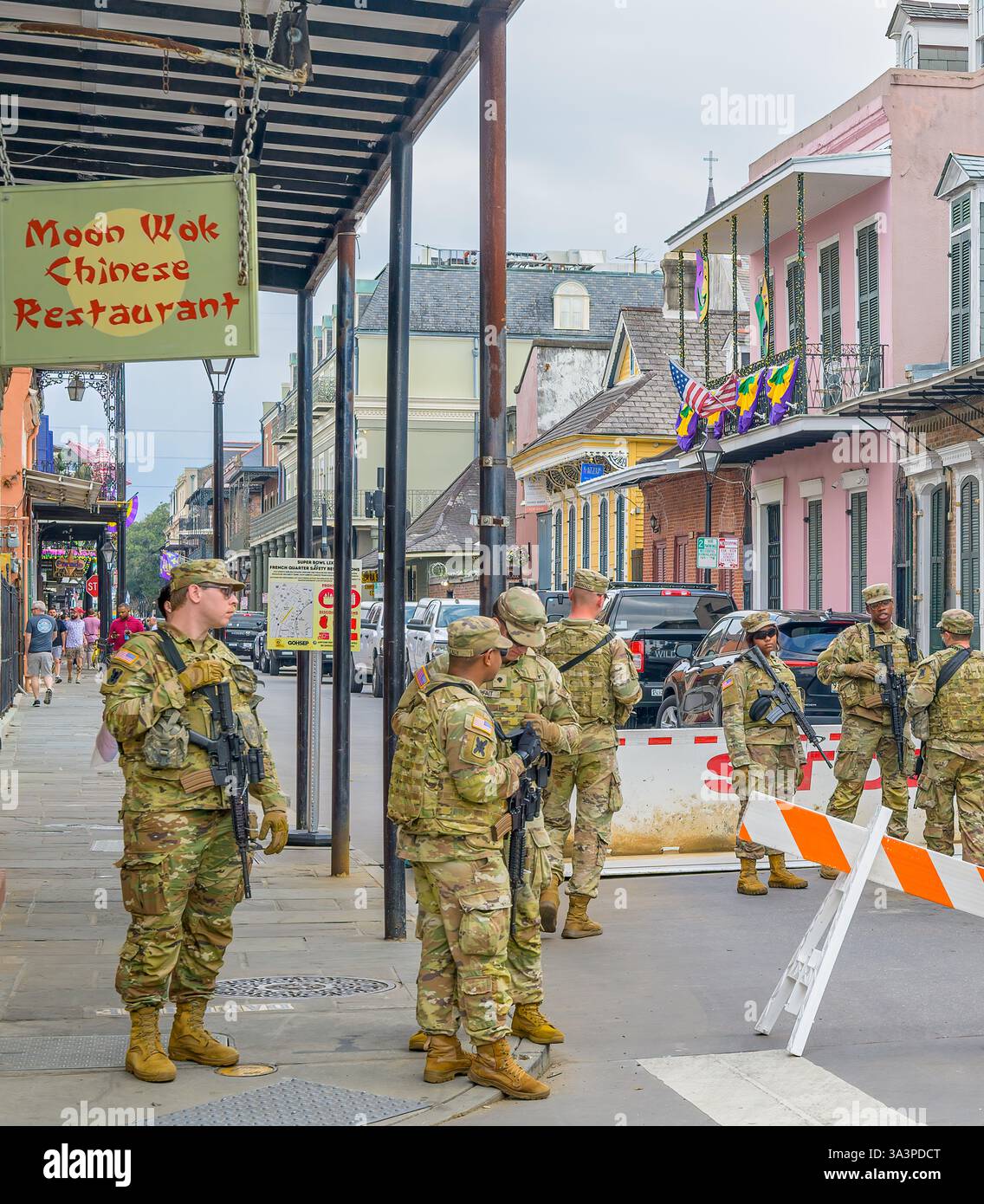 New Orleans, LA, USA – 9. Februar 2025: Bewaffnete Nationalgarde stehen an einer Barriere an der Kreuzung von St. Ann Street und Dauphine Street im French Quarter Wache, um das Gebiet während des Super Bowl LIX zu schützen Stockfoto